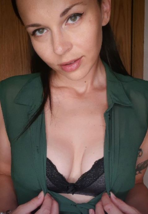 [ManyVids] AimeeWavesXXX – Trick or Treat, Moms in Heat [1080p]